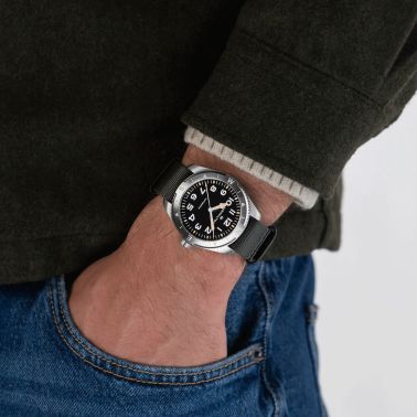 Montre Hamilton Khaki Field Expedition automatique cadran noir bracelet NATO gris 37 mm H70225930