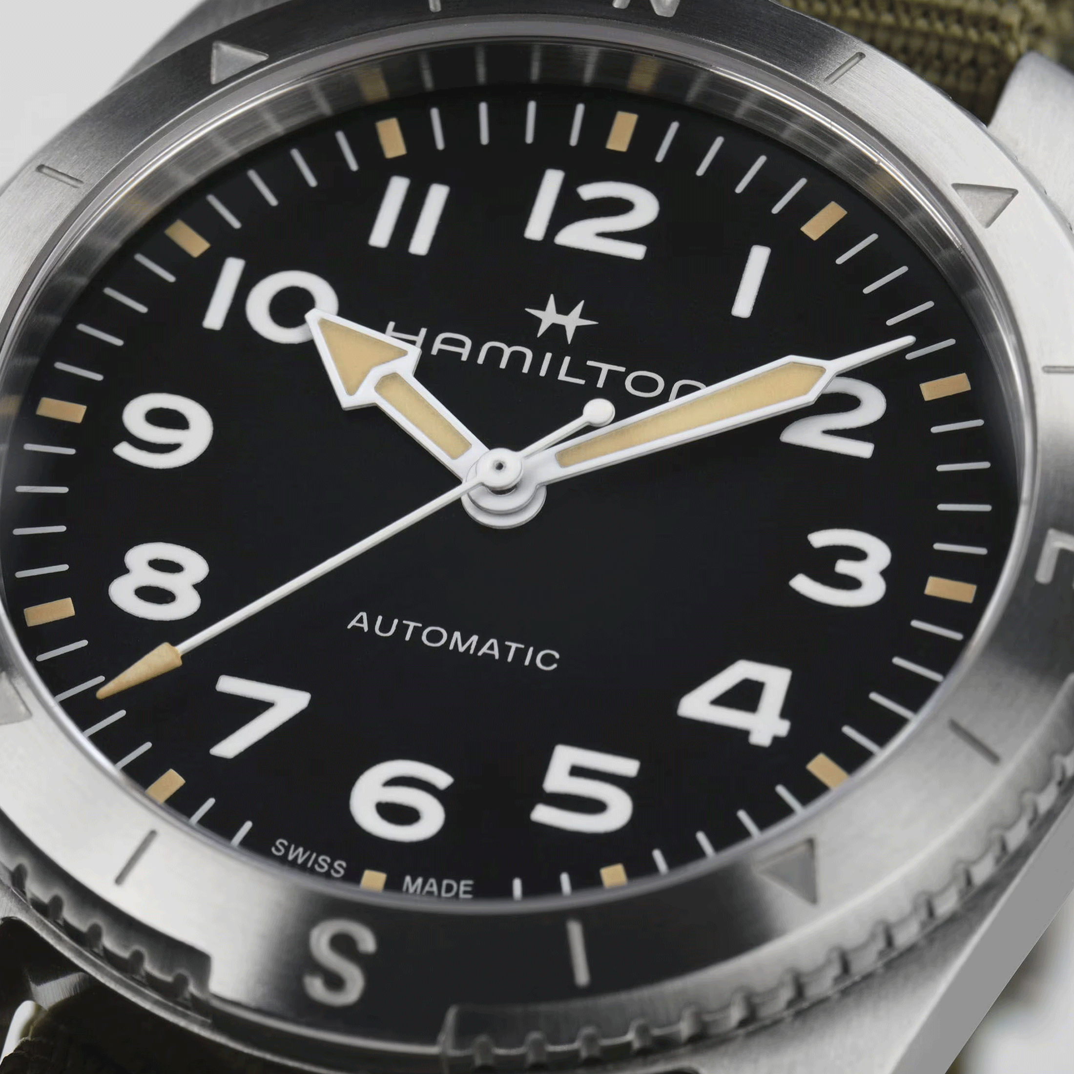 Montre Hamilton Khaki Field Expedition automatique cadran noir bracelet NATO vert 37 mm H70225931
