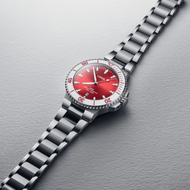 Montre Oris Plongée Aquis Date "Taste Of Summer" Calibre 733 automatique cadran rouge bracelet acier 41,5 mm