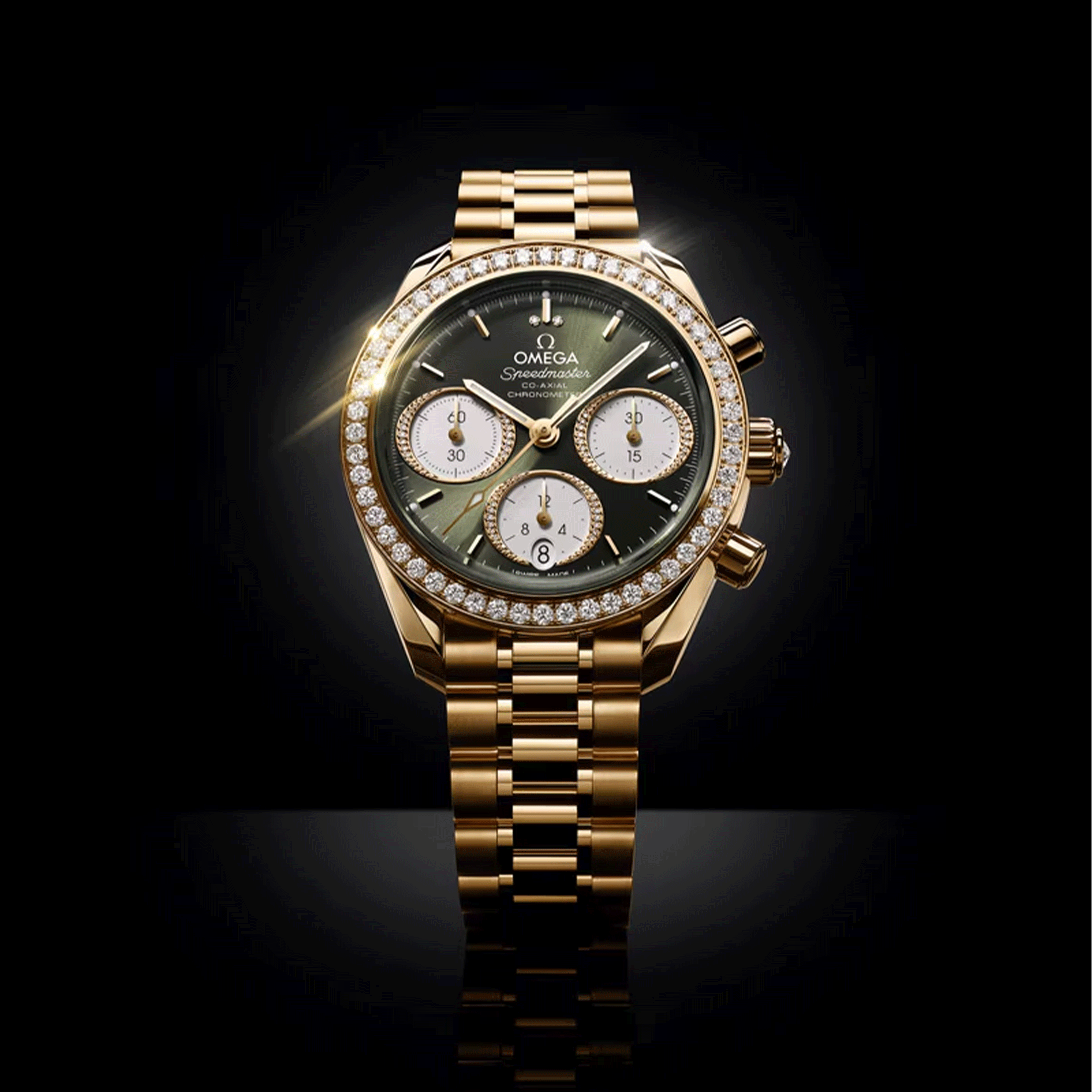 Montre Omega Speedmaster 38 Diamants Chronographe Co-Axial Chronometer automatique Or Moonshine cadran vert bracelet or jaune 38