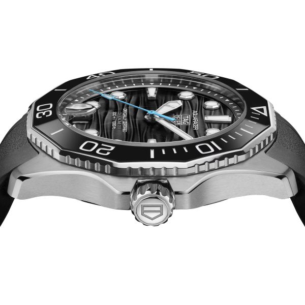 Montre TAG Heuer Aquaracer Professional 300 Date automatique cadran noir bracelet caoutchouc noir 42 mm WBP5110.FT6257