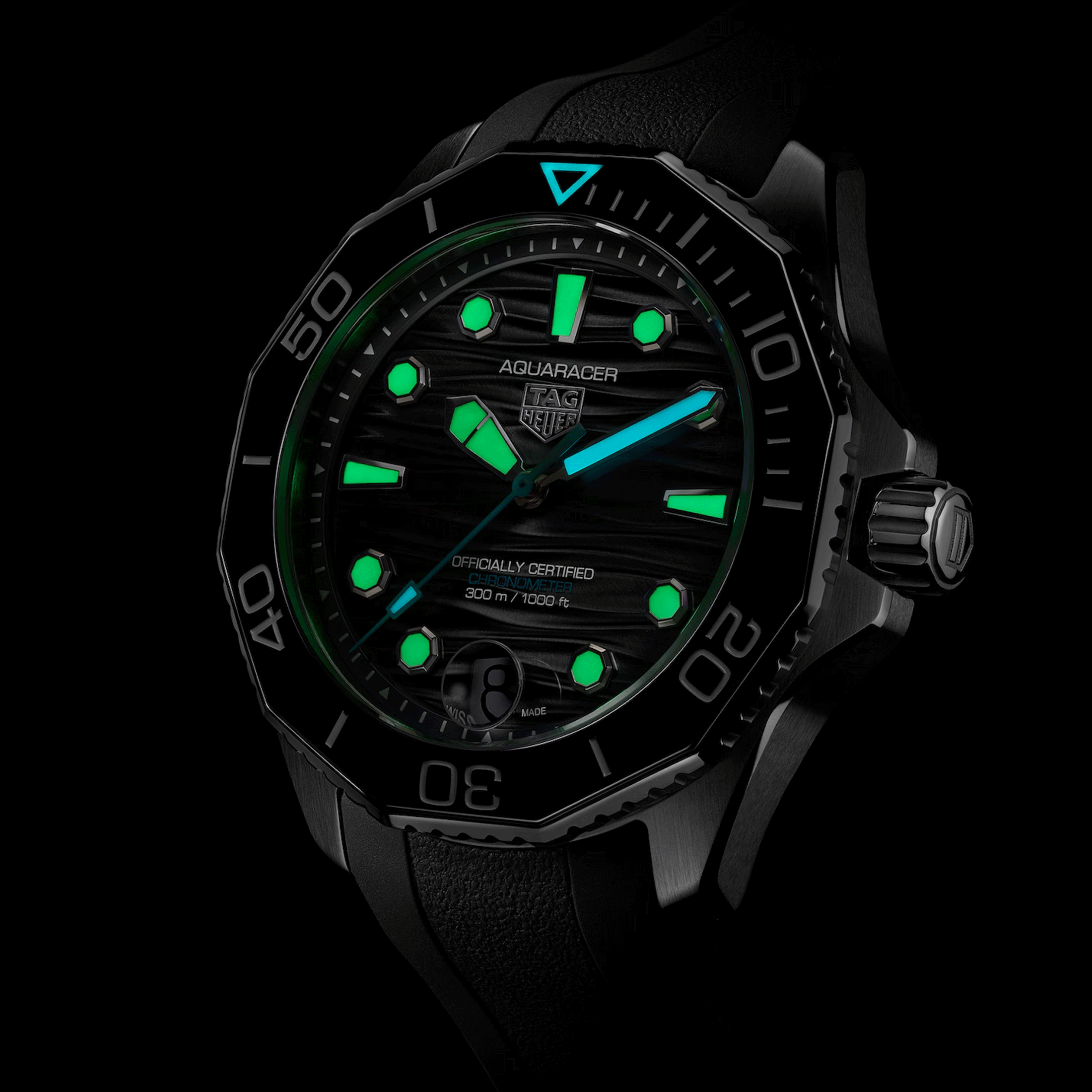 Montre TAG Heuer Aquaracer Professional 300 Date automatique cadran noir bracelet caoutchouc noir 42 mm WBP5110.FT6257