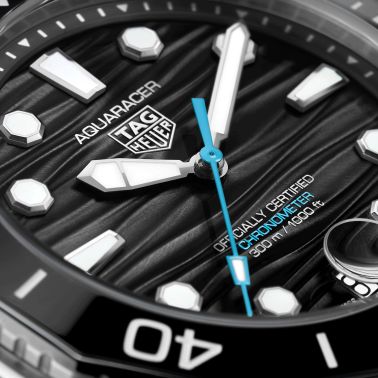 Montre TAG Heuer Aquaracer Professional 300 Date automatique cadran noir bracelet caoutchouc noir 42 mm WBP5110.FT6257