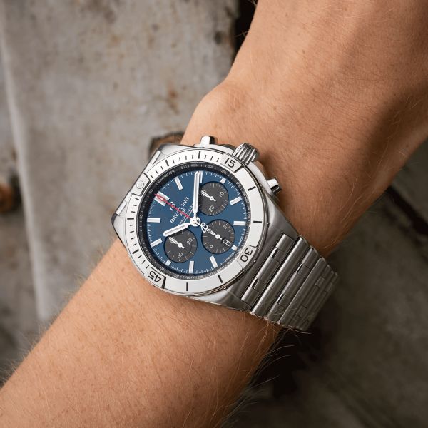 Montre Breitling Chronomat B01 Chronograph automatique cadran bleu bracelet acier 42 mm AB0134101C1A1