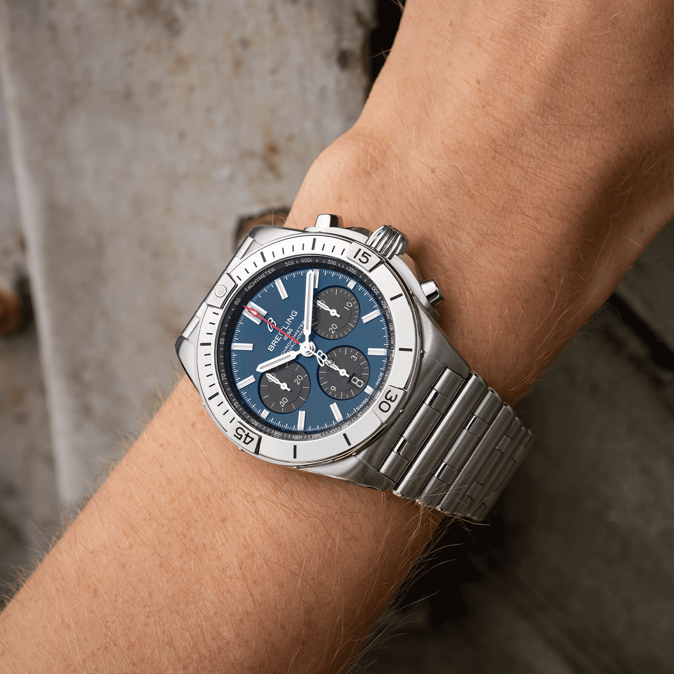 Montre Breitling Chronomat B01 Chronograph automatique cadran bleu bracelet acier 42 mm AB0134101C1A1