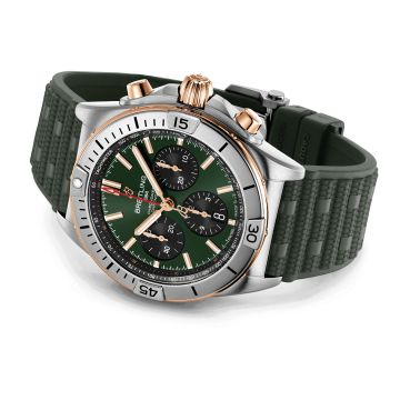 Montre Breitling Chronomat B01 Chronograph Or automatique cadran vert bracelet caoutchouc 42 mm UB0134131L1S1