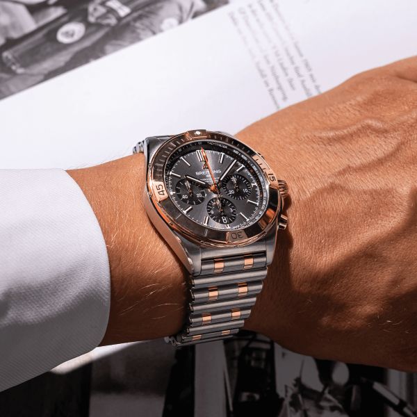Montre Breitling Chronomat B01 Chronograpge Or automatique cadran anthracite bracelet acier et or rouge 42 mm UB0134101B1U1