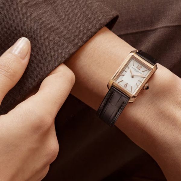 Montre Baume et Mercier Hampton Or Rose quartz cadran blanc bracelet cuir noir 35 x 22 mm