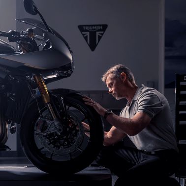 Montre Breitling Chronomat B01 Triumph automatique cadran anthracite bracelet cuir brun 42 mm TB0134101M1X1