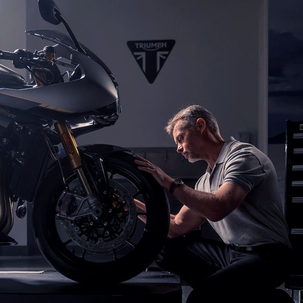 Montre Breitling Chronomat B01 Triumph automatique cadran anthracite bracelet cuir brun 42 mm TB0134101M1X1