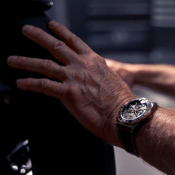 Montre Breitling Chronomat B01 Triumph automatique cadran anthracite bracelet cuir brun 42 mm TB0134101M1X1