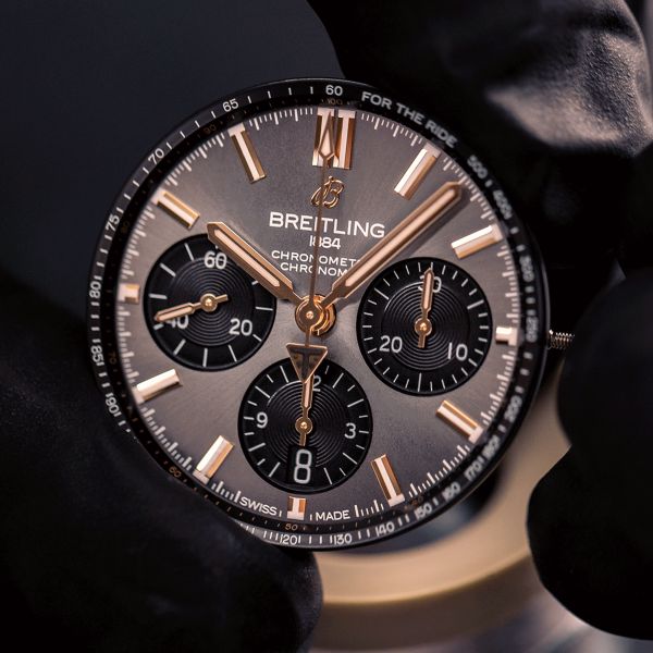 Montre Breitling Chronomat B01 Triumph automatique cadran anthracite bracelet cuir brun 42 mm TB0134101M1X1