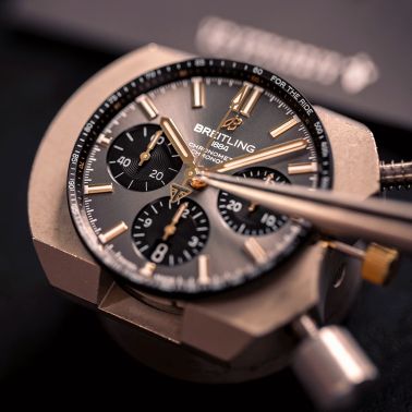 Montre Breitling Chronomat B01 Triumph automatique cadran anthracite bracelet cuir brun 42 mm TB0134101M1X1