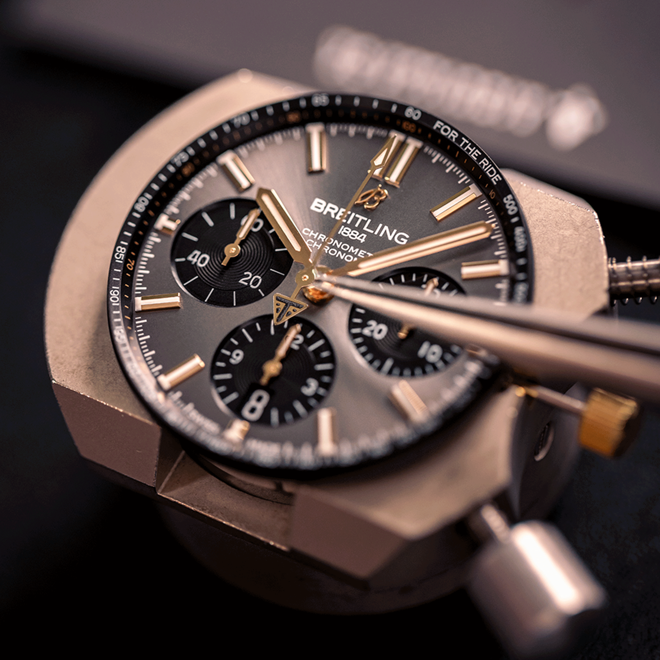 Montre Breitling Chronomat B01 Triumph automatique cadran anthracite bracelet cuir brun 42 mm TB0134101M1X1