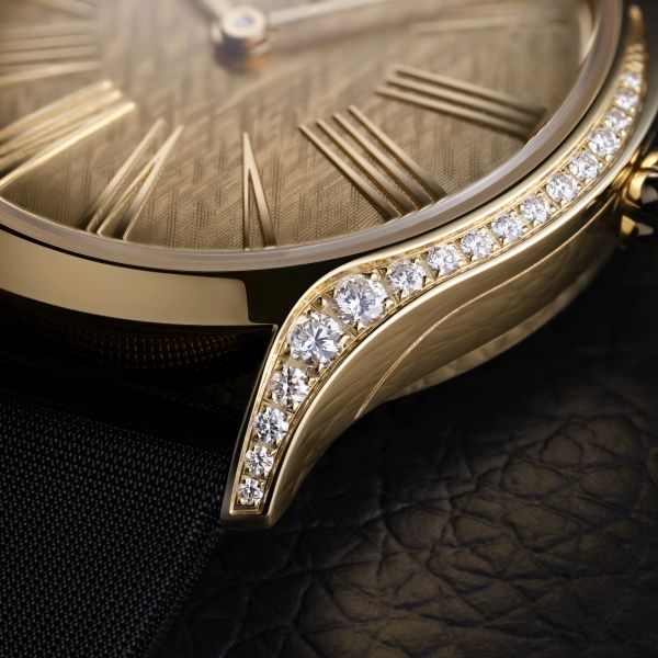 Montre Omega De Ville Mini Trésor Or Moonshine quartz cadran or bracelet satin noir 26 mm