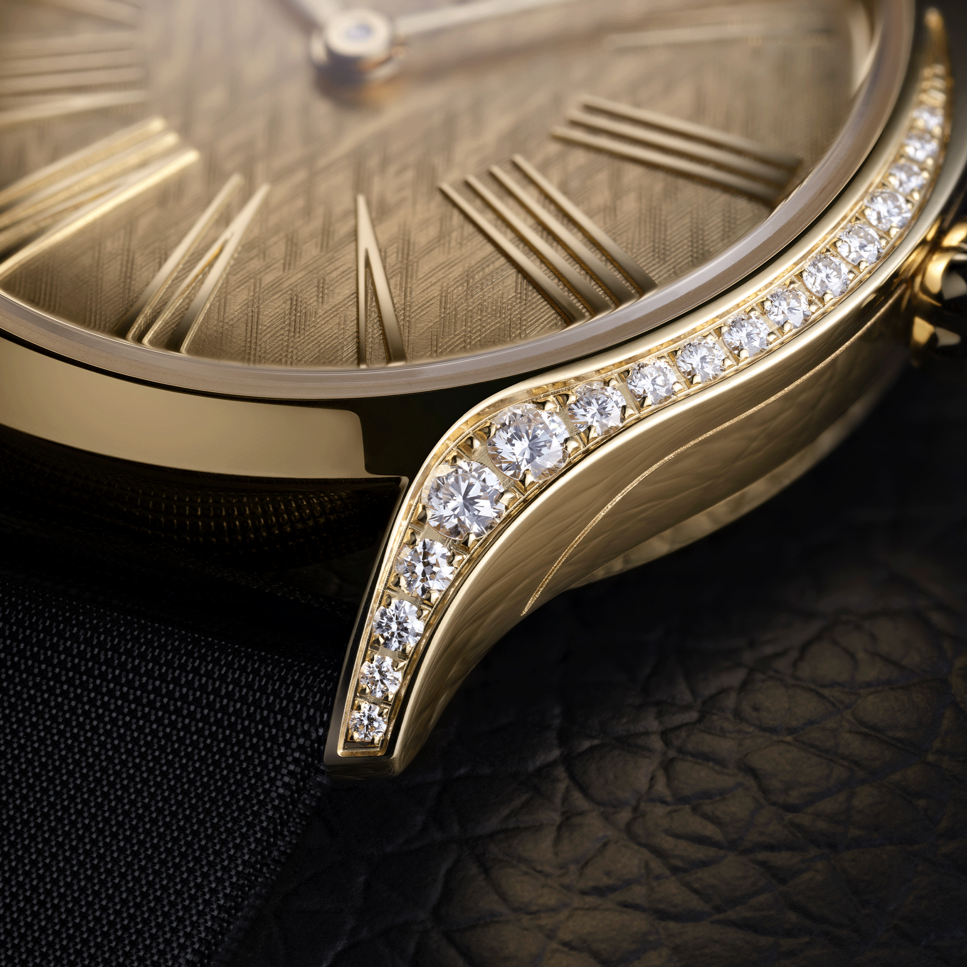 Montre Omega De Ville Mini Trésor Or Moonshine quartz cadran or bracelet satin noir 26 mm