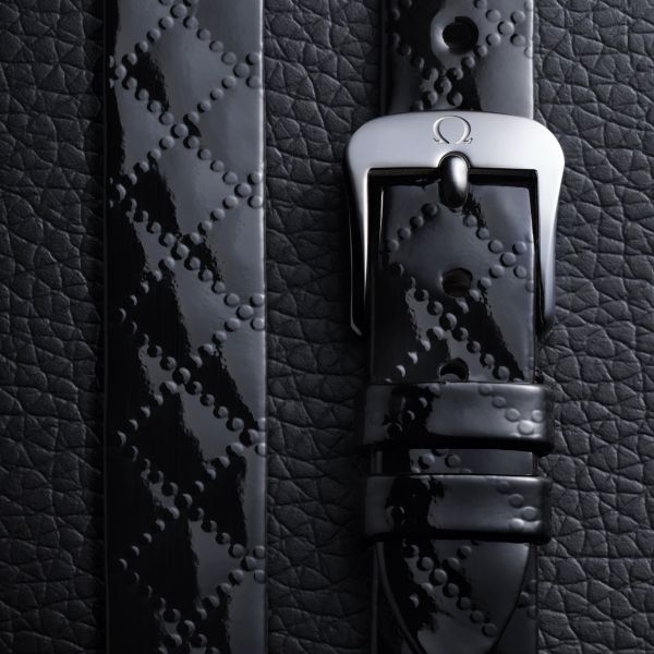 Montre Omega De Ville Mini Trésor quartz cadran émail Grand Feu blanc bracelet cuir double tour noir 26 mm