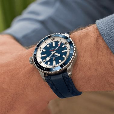 Montre Breitling Superocean automatique cadran bleu bracelet caoutchouc bleu 42 mm A17375E71C1S1