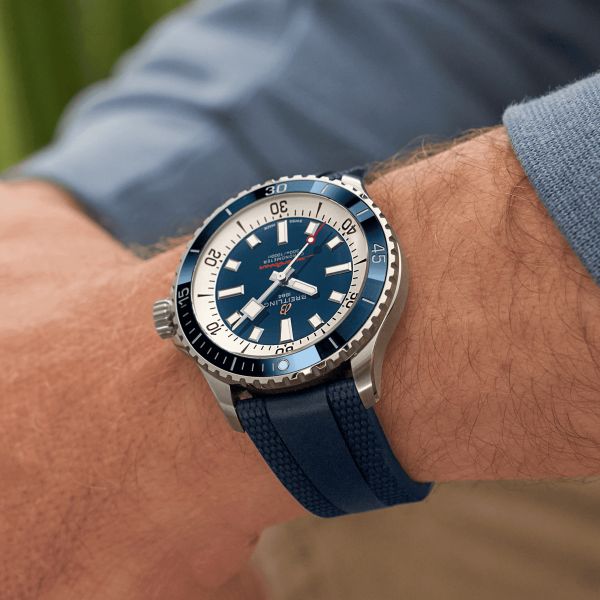 Montre Breitling Superocean automatique cadran bleu bracelet caoutchouc bleu 42 mm A17375E71C1S1