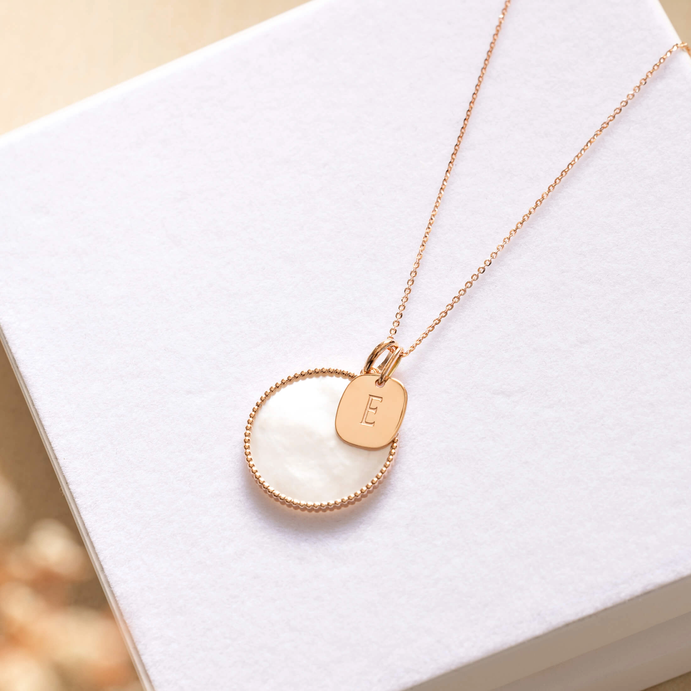 Médaille Lepage Colette Lune Perlée en or jaune et nacre blanche