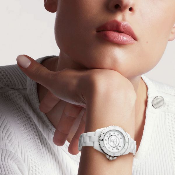 Montre CHANEL J12 Calibre 12.2 automatique index diamants cadran blanc et noir bracelet céramique blanche 33 mm H9741