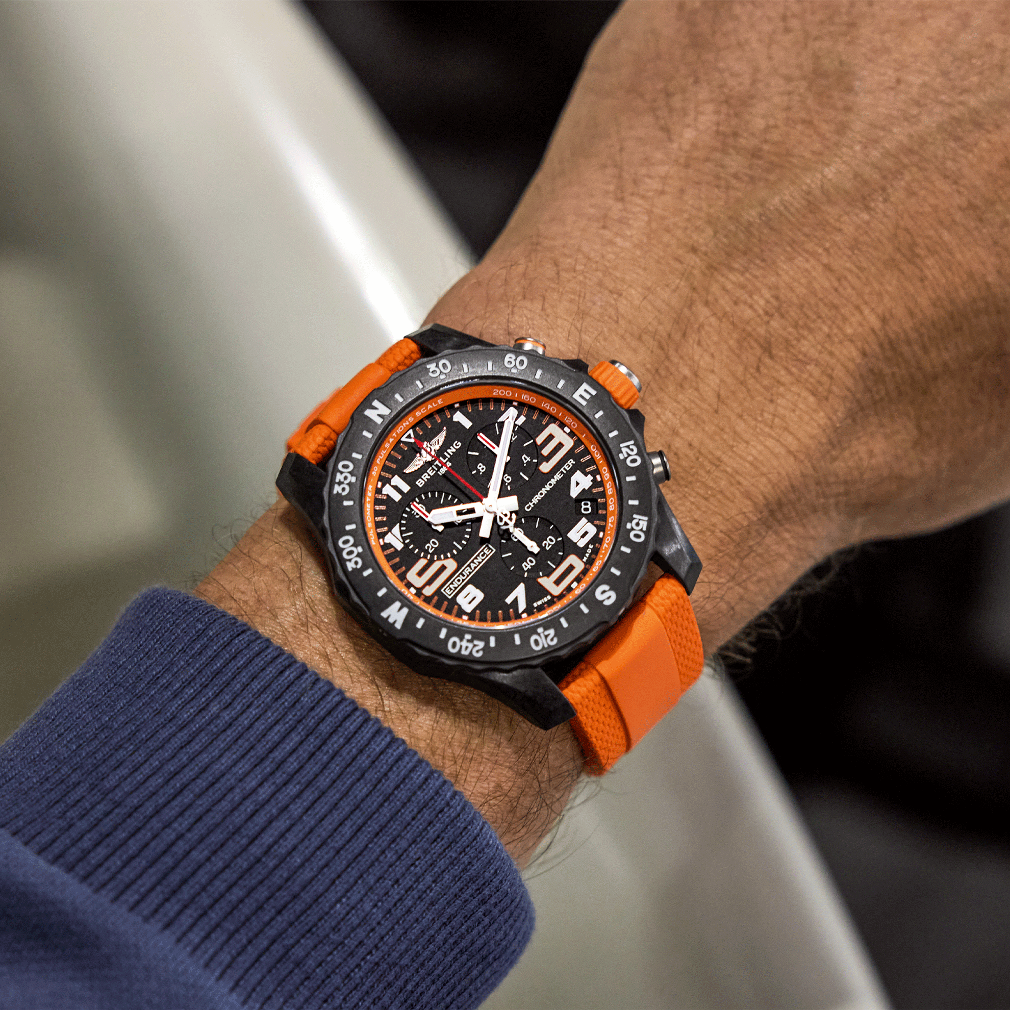 Montre Breitling Professional Endurance Pro cadran noir bracelet caoutchouc orange 44 mm