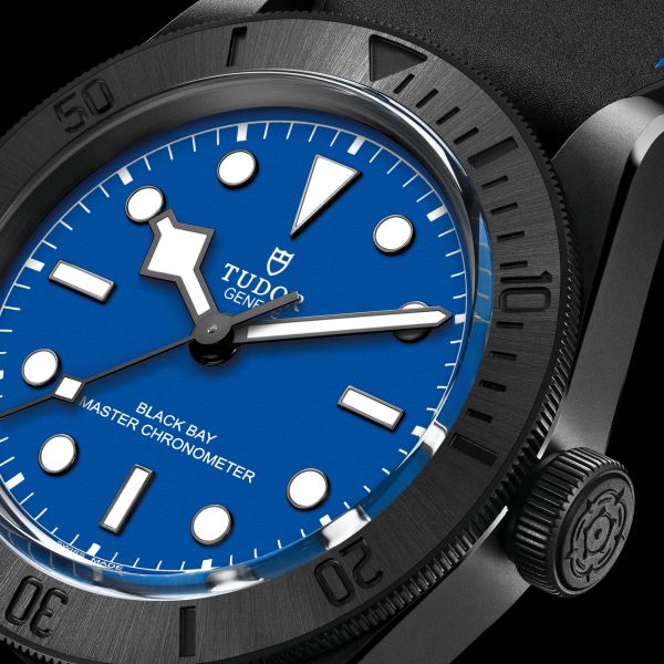 Montre Tudor Black Bay Ceramic Blue automatique cadran bleu cuir et caoutchouc noir 41 mm M79210CNU-0007