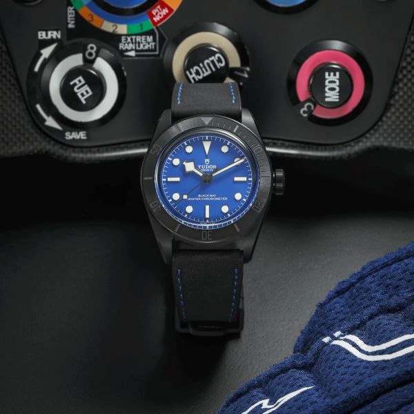 Montre Tudor Black Bay Ceramic Blue automatique cadran bleu cuir et caoutchouc noir 41 mm M79210CNU-0007