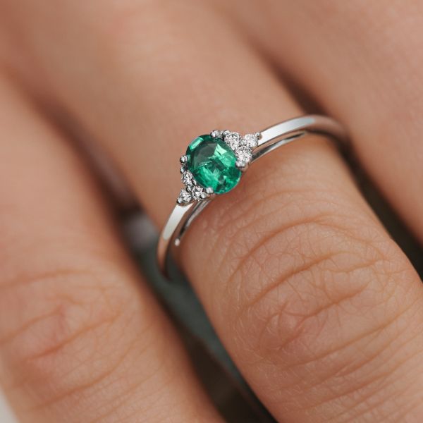 Emerald green ring white gold online