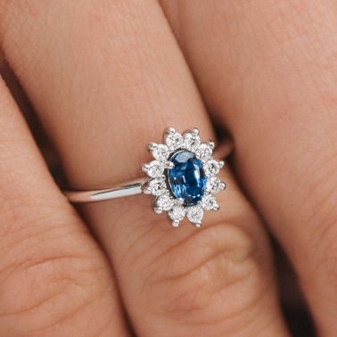 Lepage Daisy ring in yellow gold, sapphire and diamonds