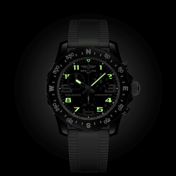 Montre Breitling Professional Endurance Pro quartz cadran noir bracelet caoutchouc blanc 44 mm X82310A71B1S2