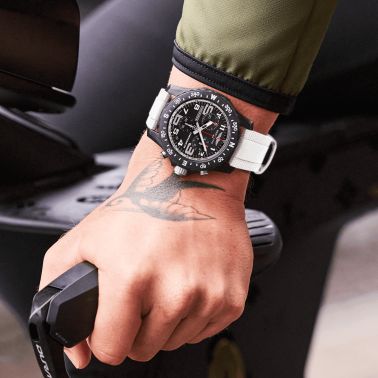 Montre Breitling Professional Endurance Pro quartz cadran noir bracelet caoutchouc blanc 44 mm X82310A71B1S2