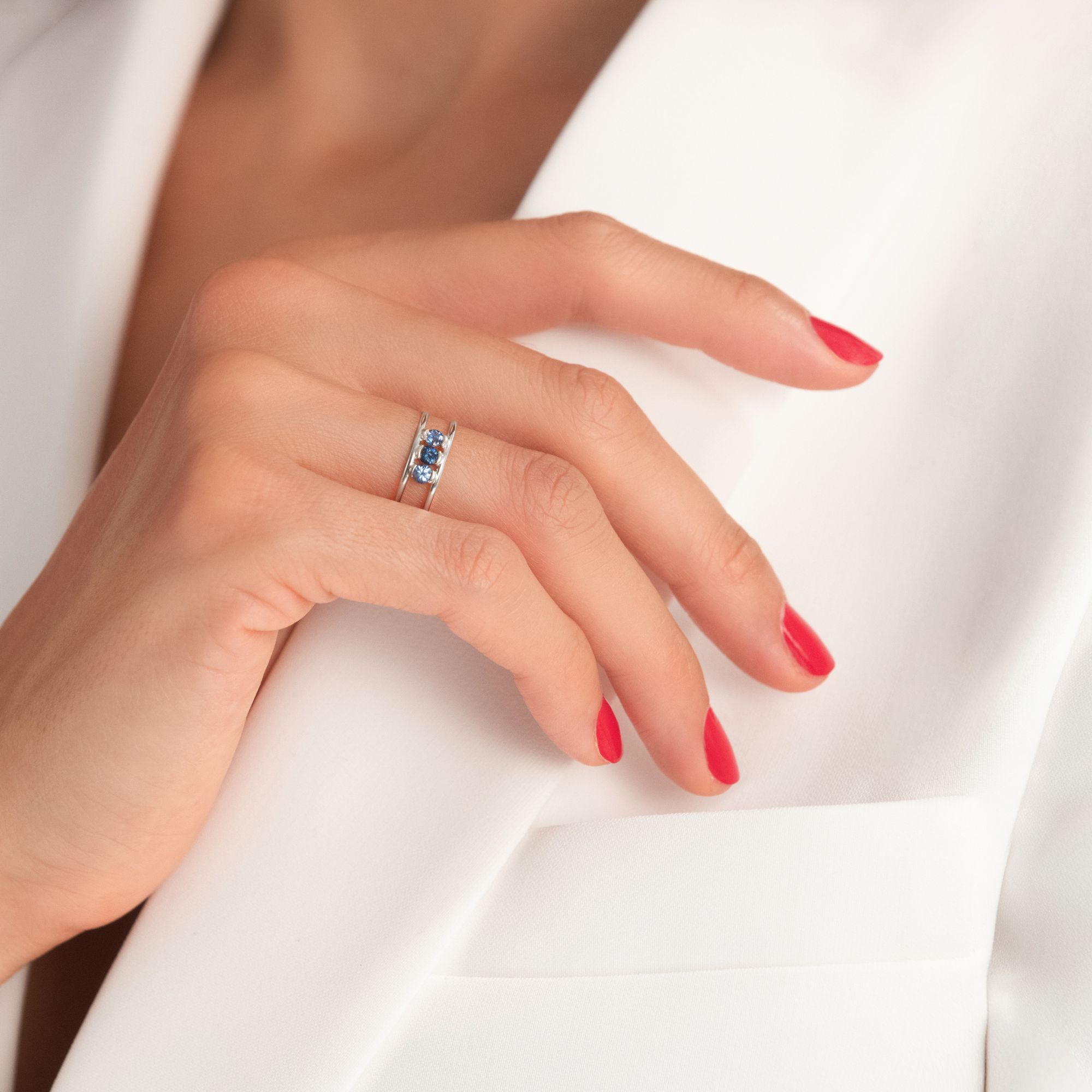 Bague La Brune et La Blonde Hula Hoop en or blanc et saphirs bleus 0,35 carat