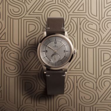 Montre Omega Specialities BG 859 Bronze Gold Paris 2024 mécanique cadran argent bracelet cuir brun 39 mm