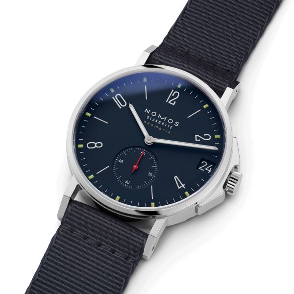 Montre Nomos Ahoi Neomatik Date Atlantique automatique fond saphir cadran bleu bracelet tissu bleu noir 38,5 mm