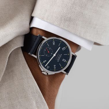 Montre Nomos Ahoi Neomatik Date Atlantique automatique fond acier cadran bleu bracelet tissu bleu noir 38,5 mm