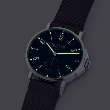 Montre Nomos Ahoi Neomatik Date Atlantique automatique fond acier cadran bleu bracelet tissu bleu noir 38,5 mm