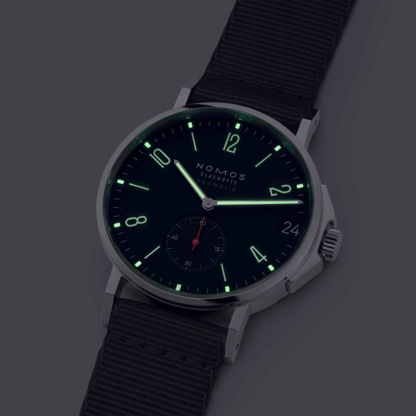 Montre Nomos Ahoi Neomatik Date Atlantique automatique fond acier cadran bleu bracelet tissu bleu noir 38,5 mm
