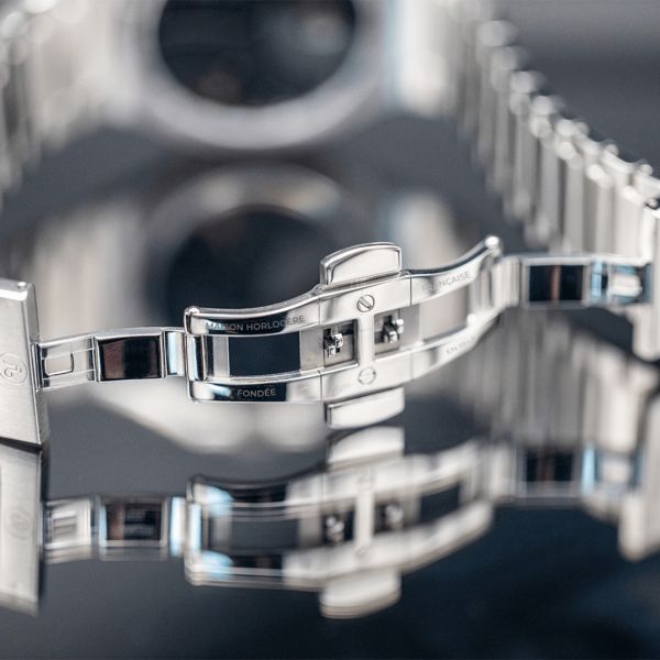 Yema Wristmaster Traveller Micro-Rotor automatic blue dial steel bracelet 39 mm