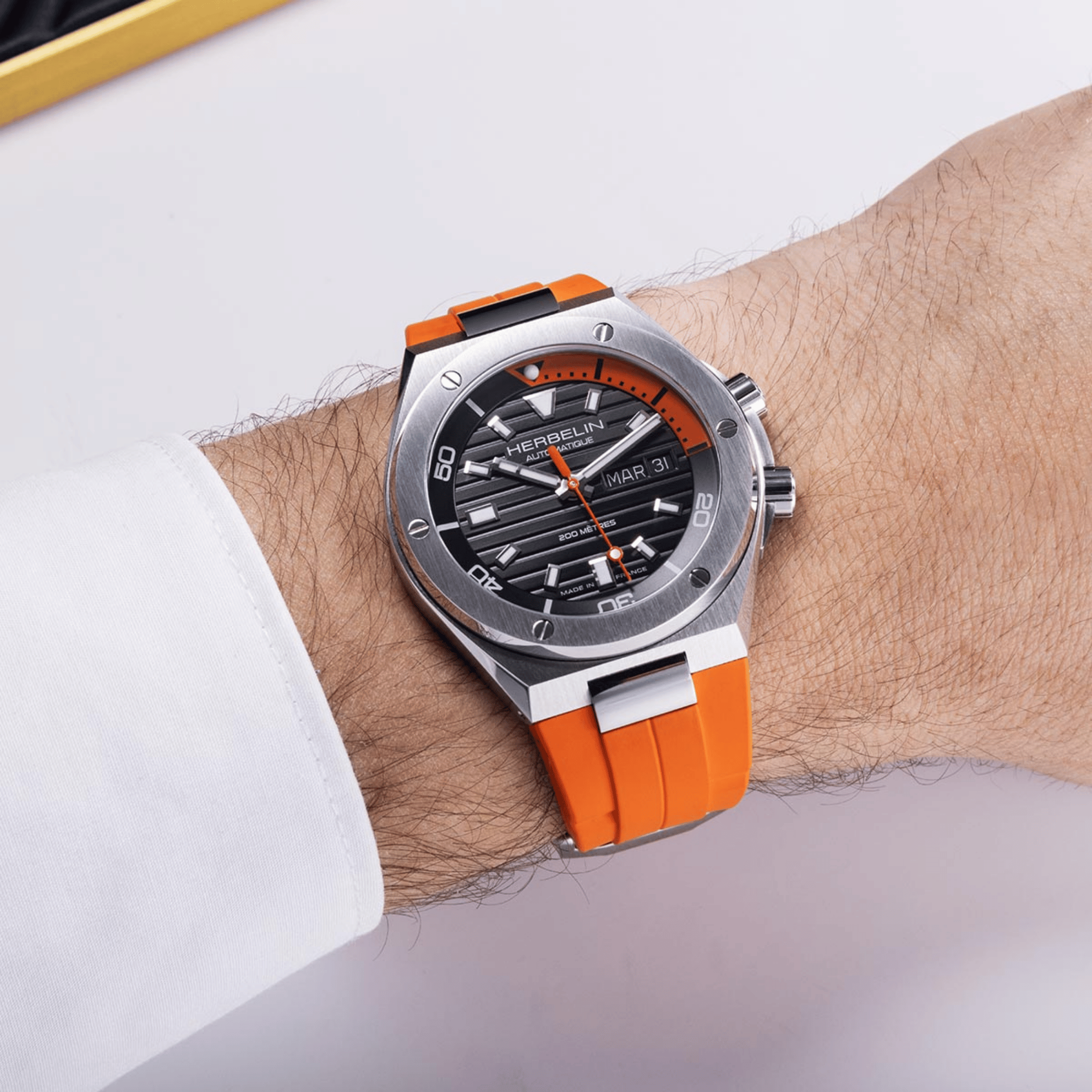 Montre Herbelin Cap Camarat Diver Automatique cadran noir bracelet caoutchouc FKM orange 42 mm