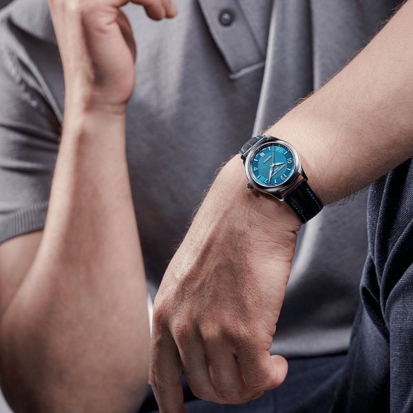 Montre Frédérique Constant Runabout Automatique cadran bleu électrique bracelet cuir 36 mm