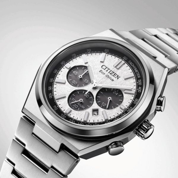 Citizen Super Titanium Chronograph Quartz Eco-Drive white dial titanium bracelet 42,5 mm