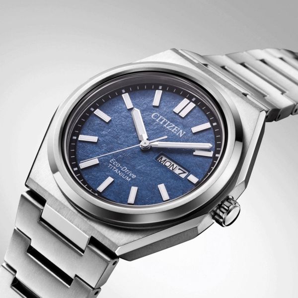 Citizen Super Titanium Day-Date Eco-Drive blue dial titanium bracelet 39,5 mm
