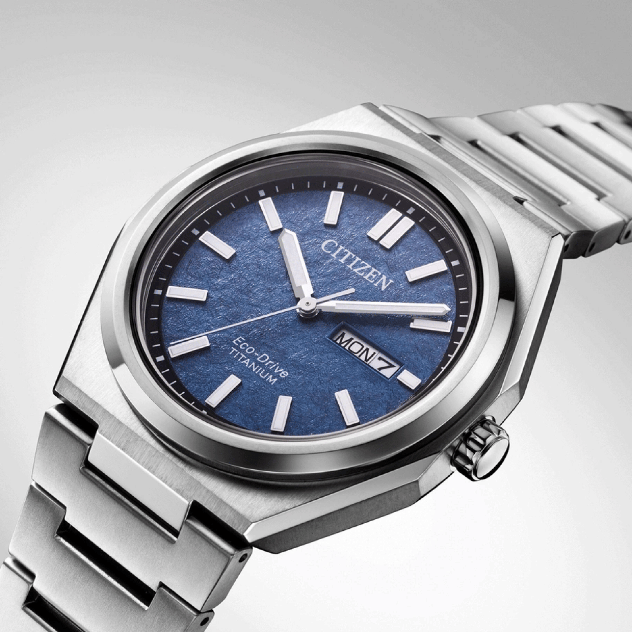Citizen Super Titanium Day-Date Eco-Drive blue dial titanium bracelet 39,5 mm