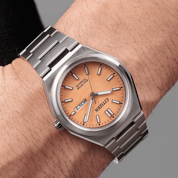 Montre Citizen Super Titanium Day-Date Eco-Drive cadran saumon bracelet titane 39,5 mm
