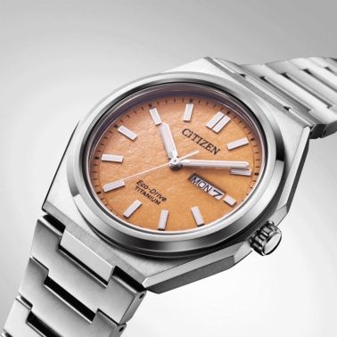 Montre Citizen Super Titanium Day-Date Eco-Drive cadran saumon bracelet titane 39,5 mm