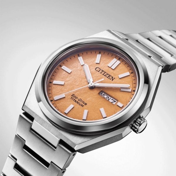Montre Citizen Super Titanium Day-Date Eco-Drive cadran saumon bracelet titane 39,5 mm