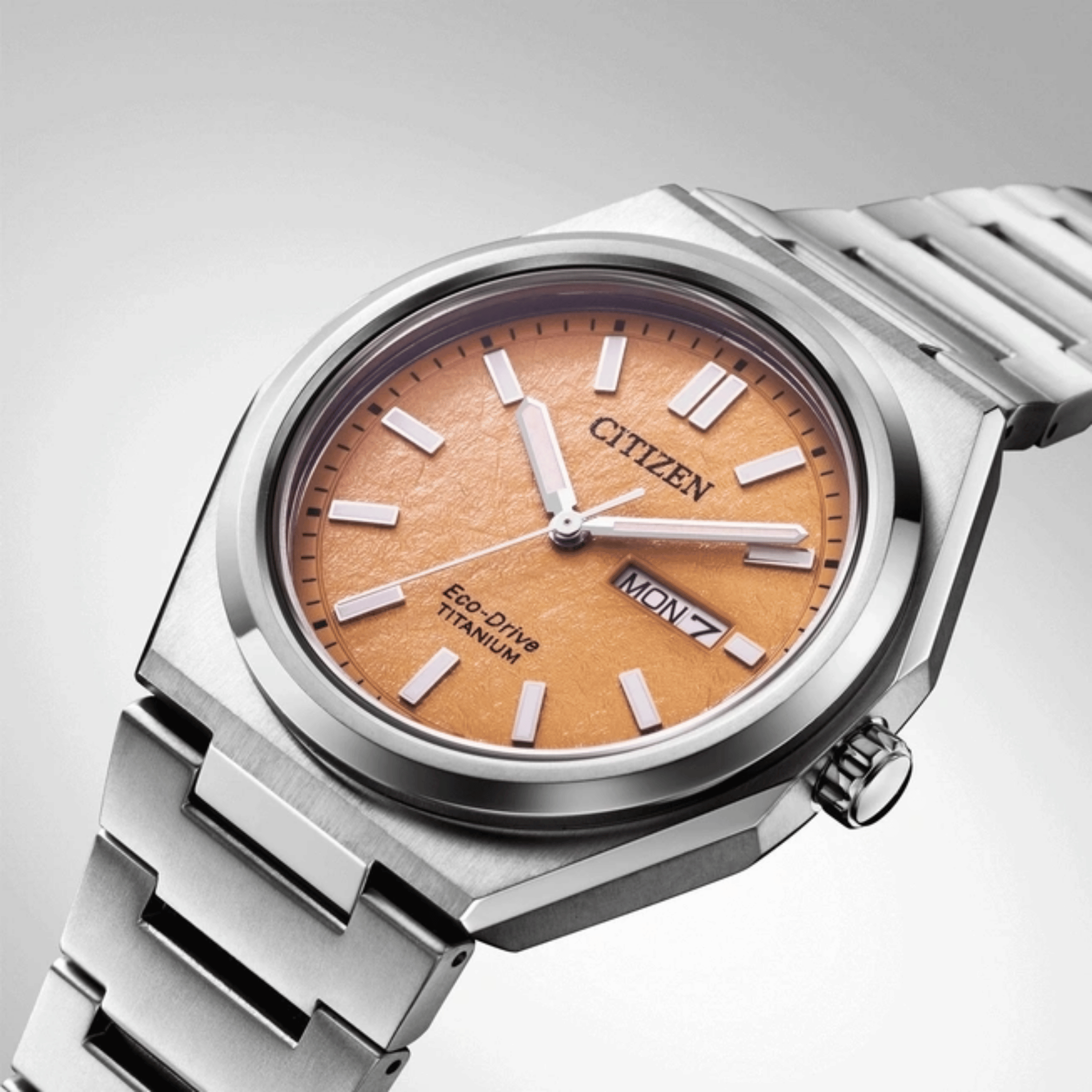 Montre Citizen Super Titanium Day-Date Eco-Drive cadran saumon bracelet titane 39,5 mm