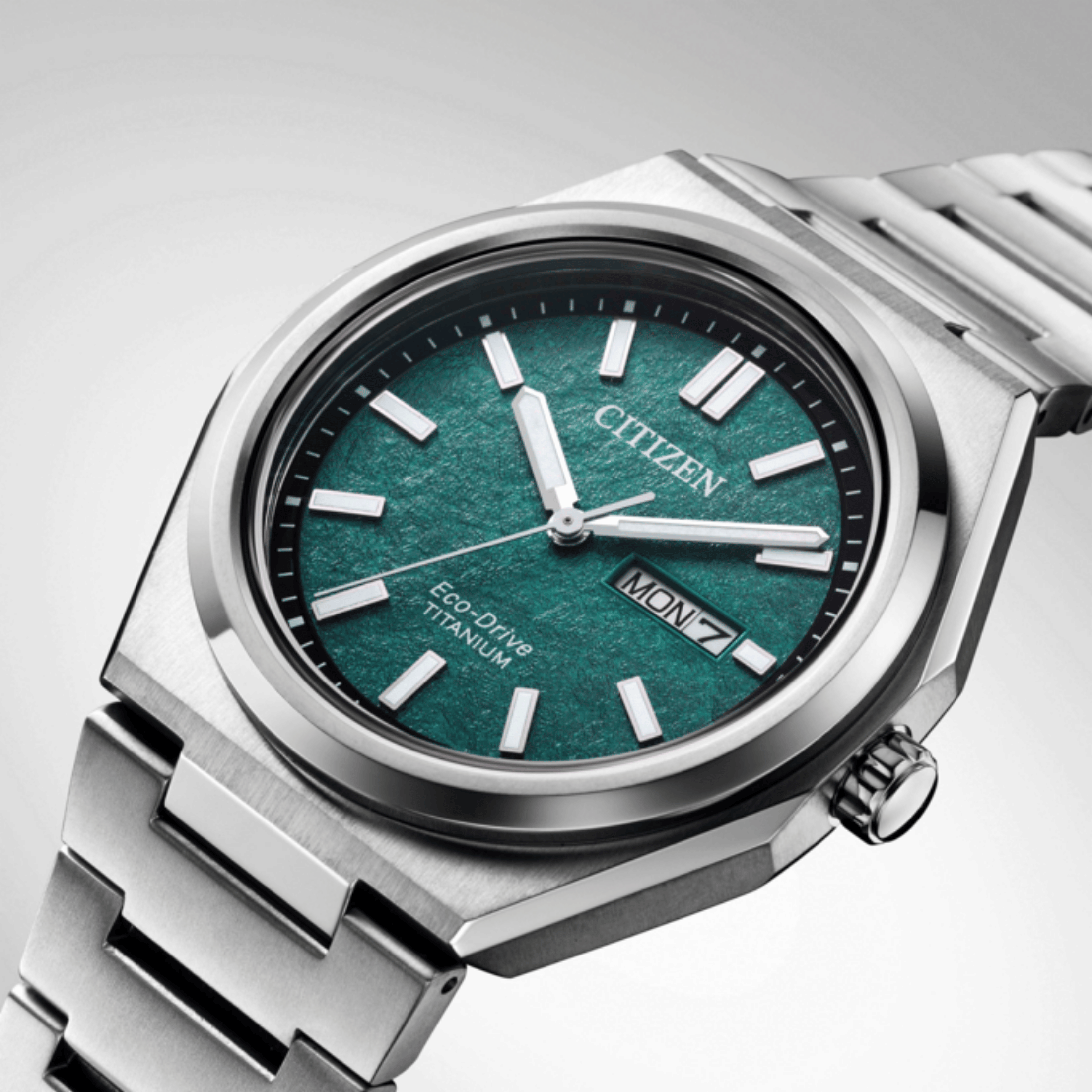 Montre Citizen Super Titanium Day-Date Eco-Drive cadran vert bracelet titane 39,5 mm