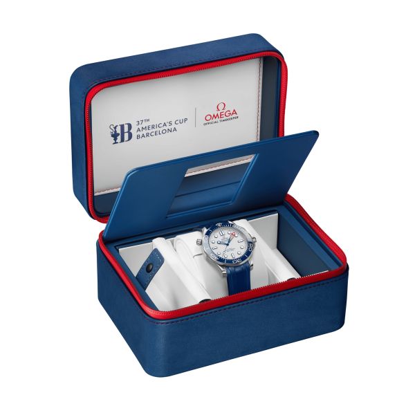Omega Seamaster Diver 300M America’s Cup Co-Axial Master Chronometer white dial rubber strap 42 mm